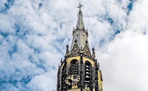 Explore Delft's Historic Streets and Market Square on Foot