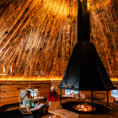 À la recherche des aurores boréales – Balade en traîneau à rennes sous le ciel arctique