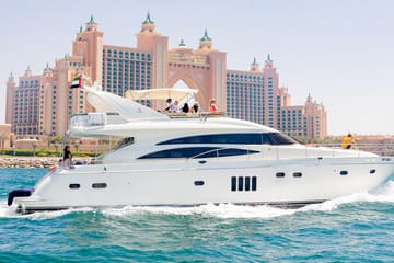 Luxury Yacht Tour with Breakfast or BBQ in Dubai Marina