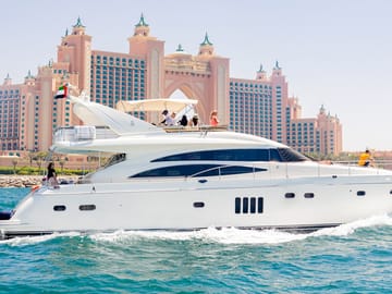 Luxury Yacht Tour with Breakfast or BBQ in Dubai Marina