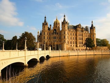 Schwerin Essentials: Castle, Cathedral & Old Town Highlights