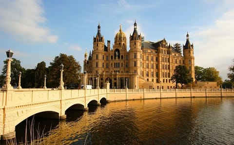 Schwerin Walking Tour: Castle, Cathedral, and Old Town Highlights