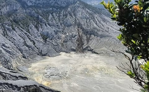 Volcano and Domas Crater Tour from Central Jakarta