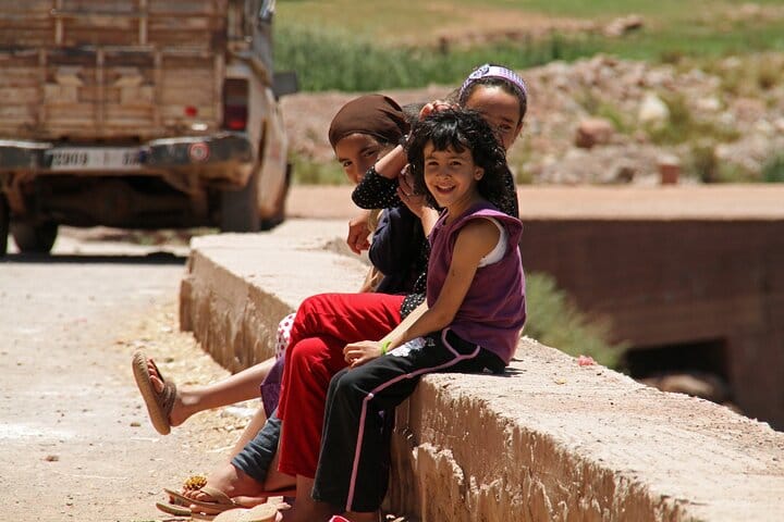 Seamless door-to-door transfer with sightseeing stop in Morocco’s Rif Mountains