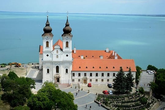 Lake Balaton and Herend: Private Day Tour from Budapest