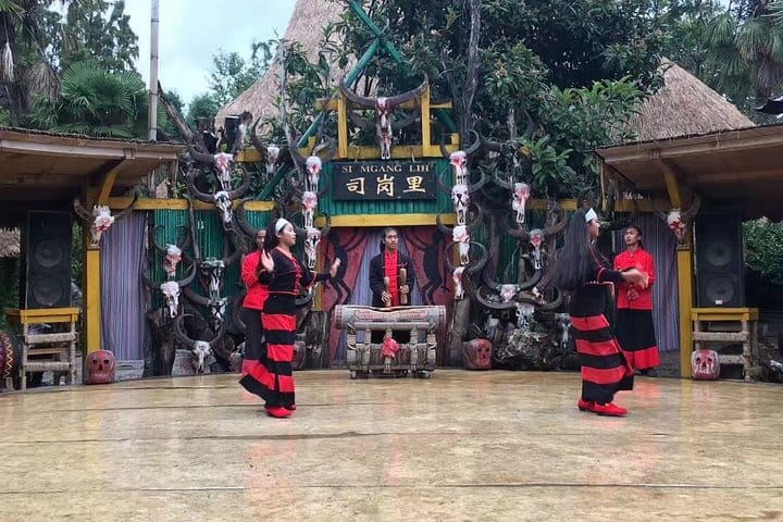 Private Day Tour in Kunming: Flower and Birds Market, Dianchi, Green Lake etc. 9