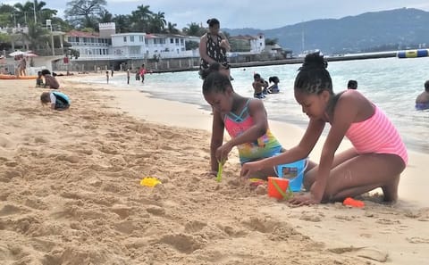 Doctor's Cave Beach and Shopping Tour from Montego Bay