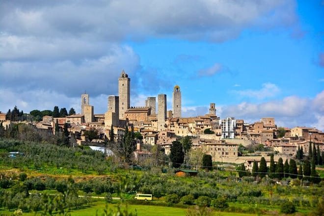 Siena–Pisa Scenic Transfer with San Gimignano Visit & Wine Lunch