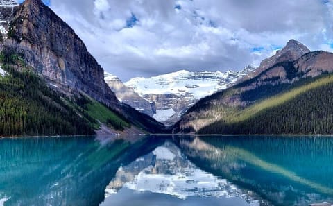 Explore Moraine, Lake Louise, Emerald & Peyto Lakes from Calgary