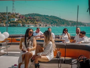 Private Yacht Swimming Tour along Istanbul's Coastline
