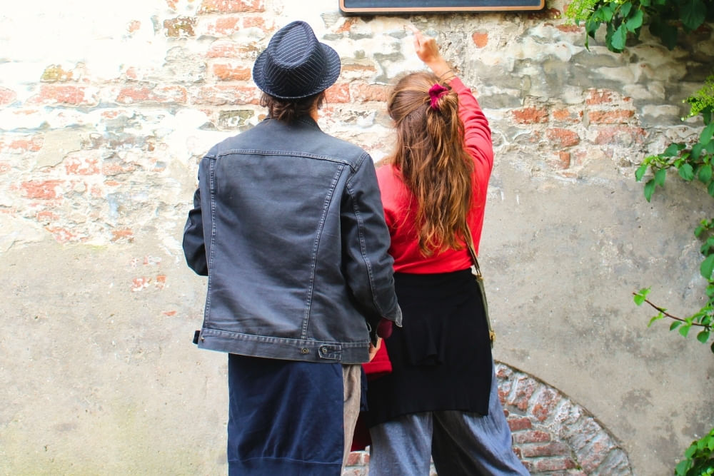 Photo of players solving puzzles during the Rotterdam scavenger hunt City Detective at Oudehaven.