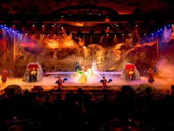 Cultural Tour and Feast at Dragon Pearl Cave in Cẩm Phả
