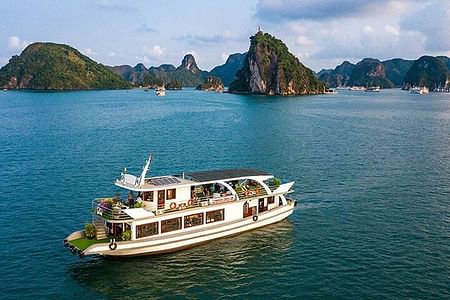 Deluxe Halong Bay Small Group Cruise with Kayaking and Scenic Views