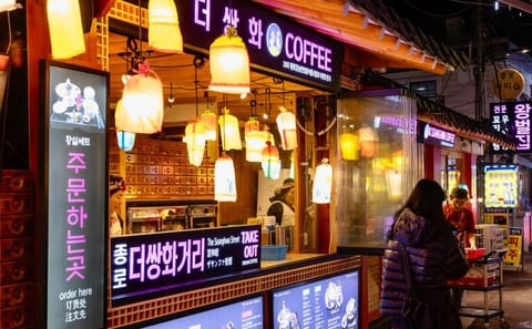 Culinary Tour of Dongmyo Flea Market and Gwangjang Market