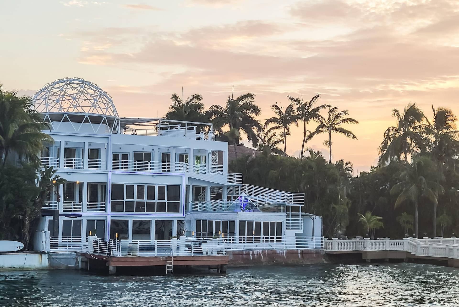 South Beach: Cruise of Millionaire's Homes & Miami Skyline on Water Taxi