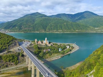 4 Full days in Georgia with private tour, free aiport