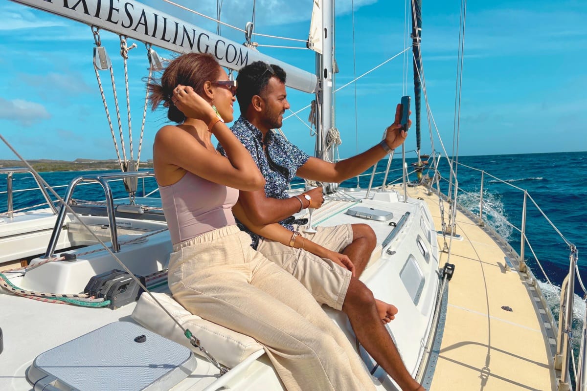 Happy couple celebrating private day tour on sailing yacht with Maxie Sailing Curacao