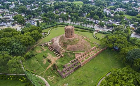Cultural Tour of Varanasi: Temples and Ganga Aarti Experience