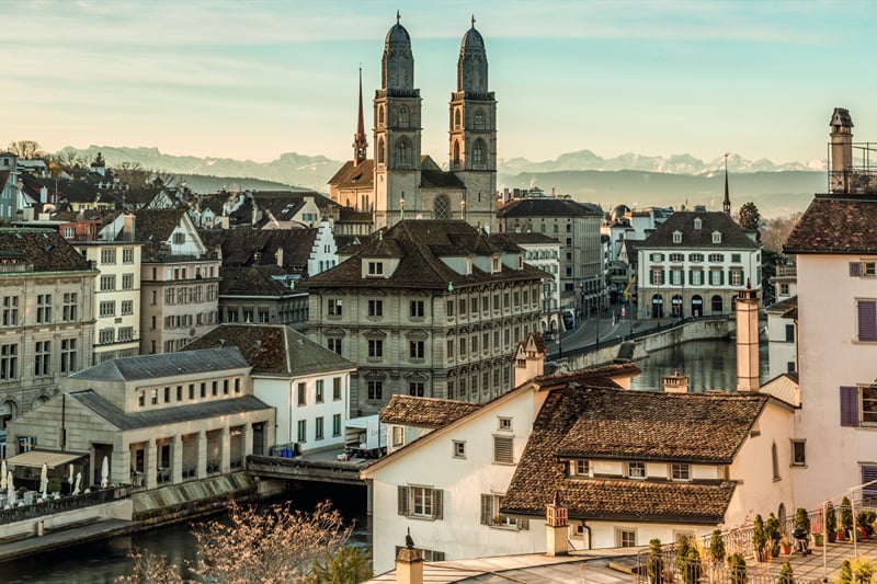 O Grossmünster e os telhados da cidade velha de Zurique.