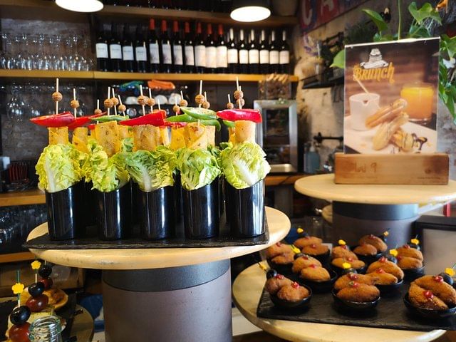Barcelona Tapas & Wine Private Tour in Traditional Taverns