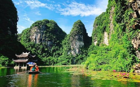 Luxury Day Tour of Bai Dinh and Trang An from Hanoi