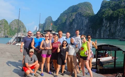 Hanoi to Halong Bay: 2-Day Royal Palace Cruise with Cave,Island