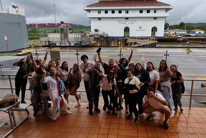 Un grupo de turistas observa el tráfico de barcos en el Centro de Visitantes del Canal de Panamá durante un recorrido privado por la ciudad