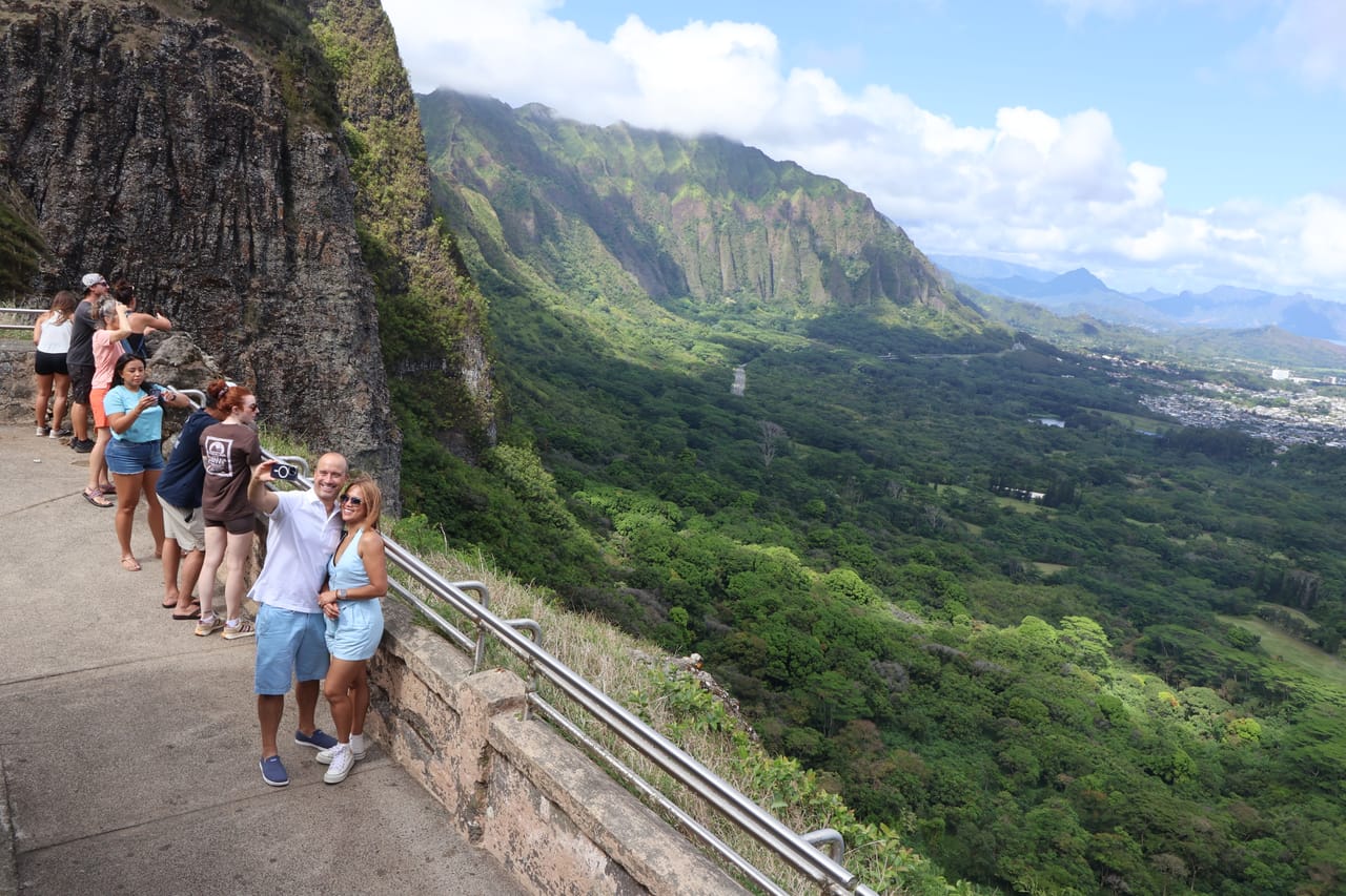 Customized tours ( personalized assistance ) 6