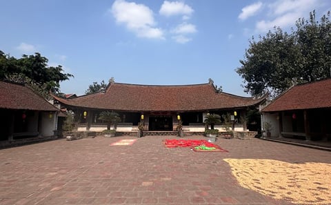 Duong Lam Ancient Village Full-Day Private Tour from Ha Noi