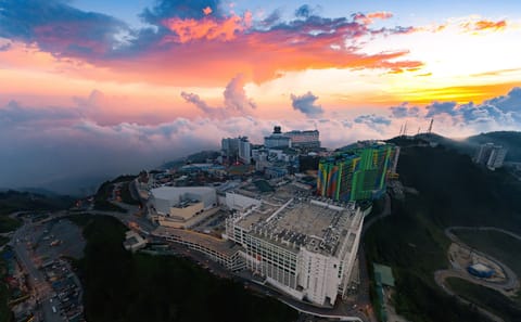 Private Day Tour to Genting Highlands with Theme Park Access