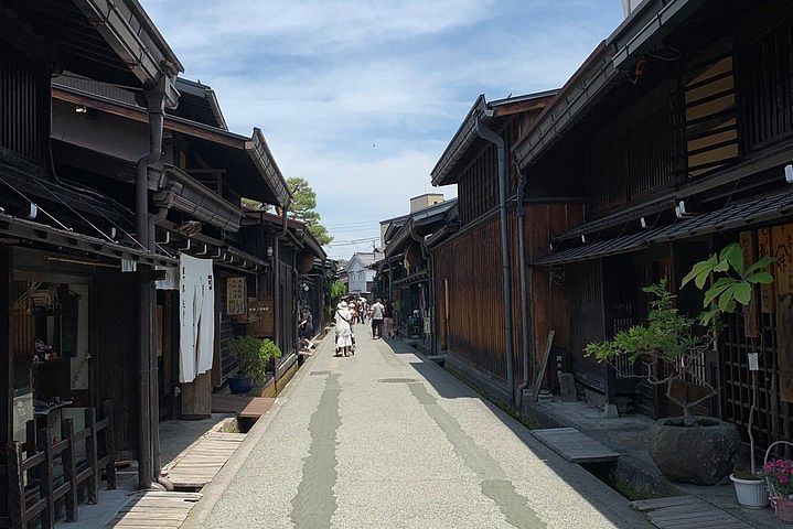 Takayama oldtownship walking tour with local guide. (About 70min)