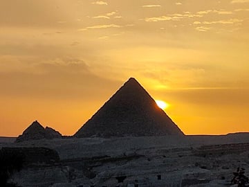 Pyramids Sunset Lunch and VIP Shopping in Giza