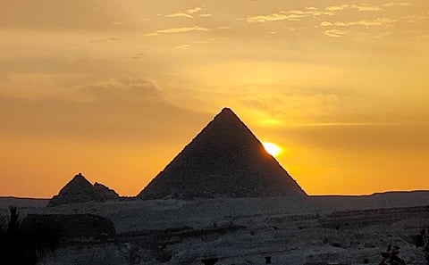 Pyramids Sunset Lunch and VIP Shopping in Giza