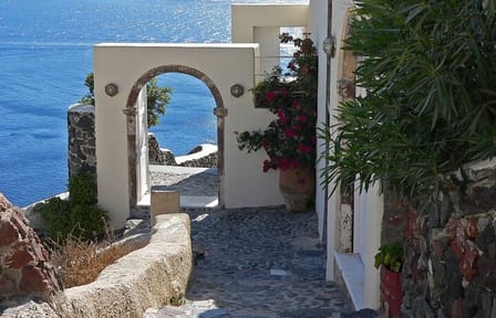 Santorini Day Tour: Explore Fira and Vothonas with Lunch