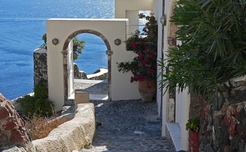Santorini Day Tour: Explore Fira and Vothonas with Lunch