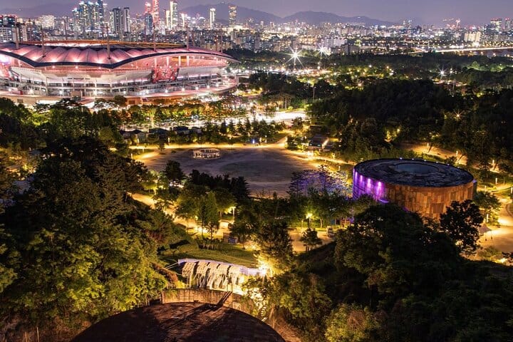 VIP meet‑and‑greet: name board in hotel lobby
