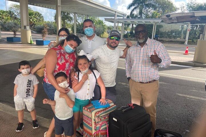 Round Trip Private Airport To Hotel Transfer in Nassau