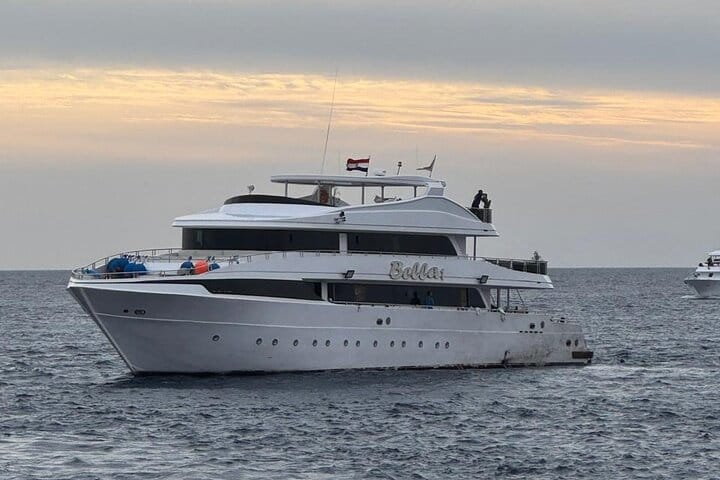 Hula Hula Paradise Island Sea Trip with Intro Diving – Hurghada