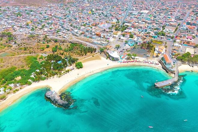Excursión de día completo a la isla de Santiago: reúnase con una familia local y la playa de Tarrafal