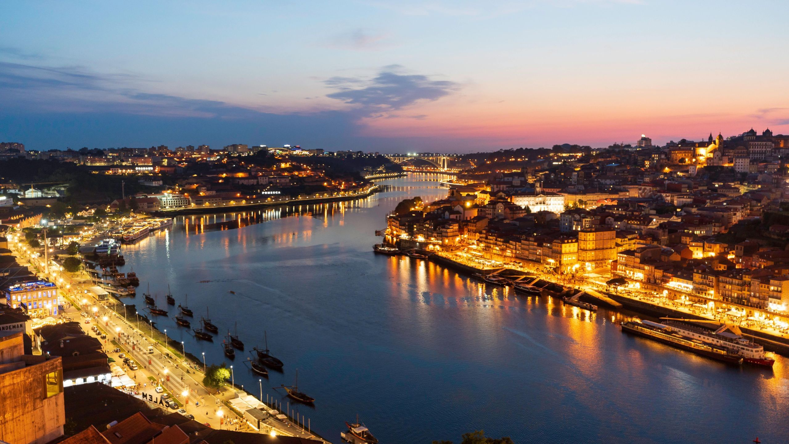 Image of the end of the sunset with a beautiful view over the Douro River, part of Cooltour Oporto's Night Tour
