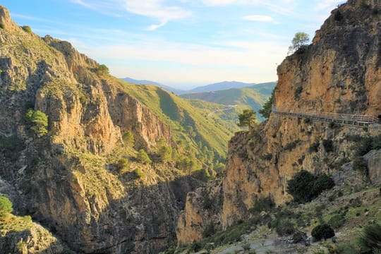 El Saltillo Gorge and white village hiking Tour from Malaga