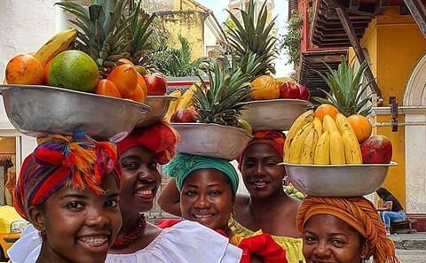 Cultural Walking Tour of Cartagena with Bourdain-Inspired Lunch
