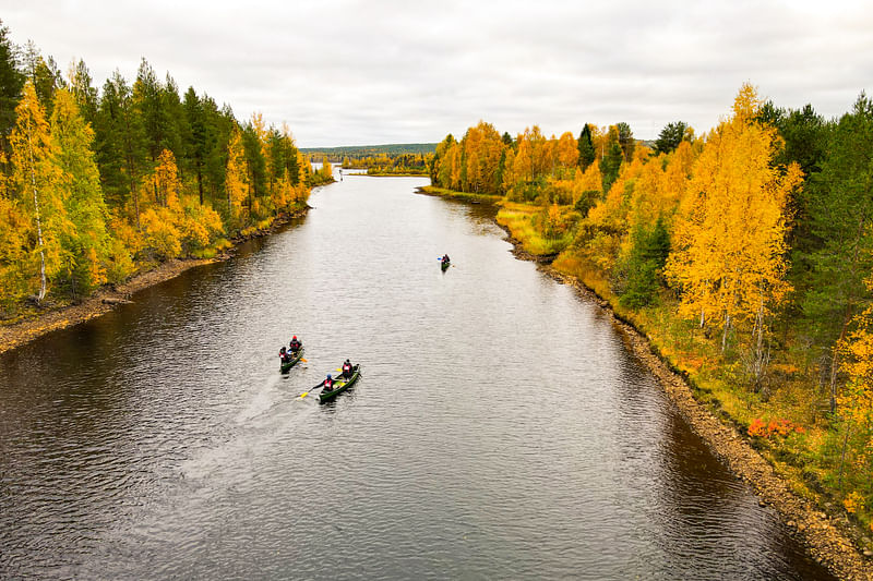 Autumn canoeing adventure in Rovaniemi