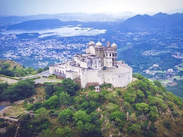 Udaipur Heritage Tour with Vintage Cars and Havelis
