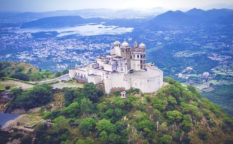 Udaipur Heritage Tour with Vintage Cars and Havelis