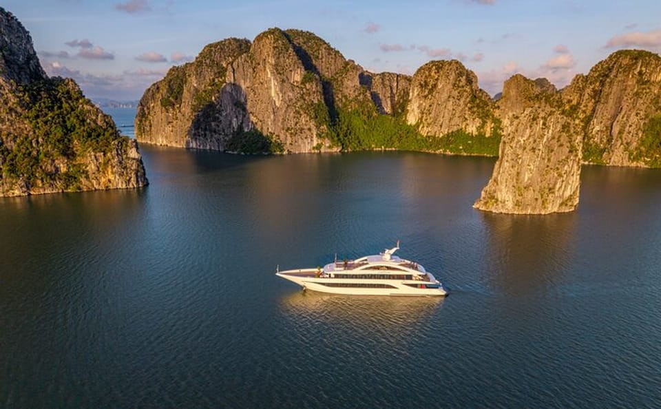 Halong Bay 7-Hour Cruise with Lunch and Kayaking from Hanoi
