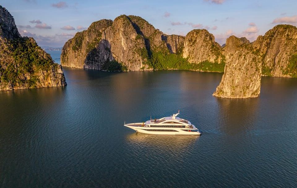 Halong Bay 7-Hour Cruise with Lunch and Kayaking from Hanoi