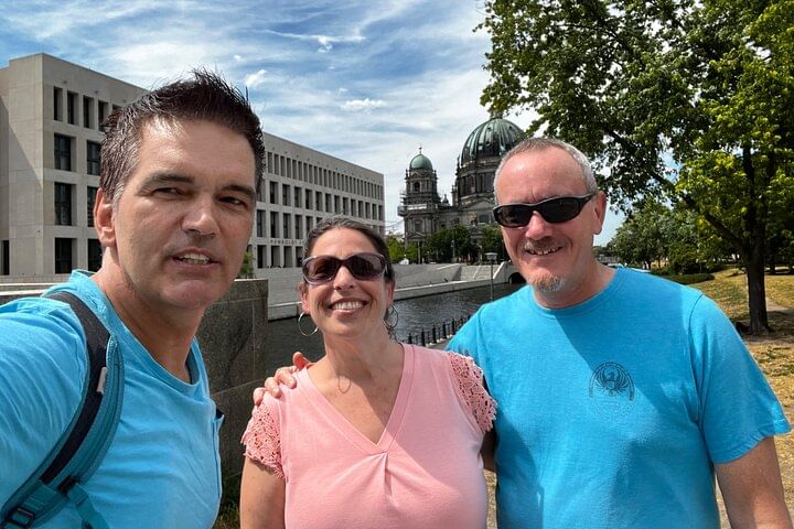 Welcome or Farewell Sightseeing Taxi Tour Berlin City with Transfer from or to the Airport about 2-4 h