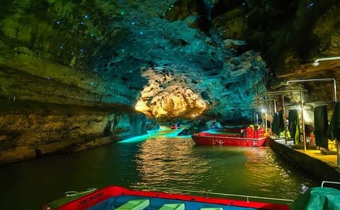 Baofeng Lake Boat Cruise and Yellow Dragon Cave Tour in Zhangjiajie