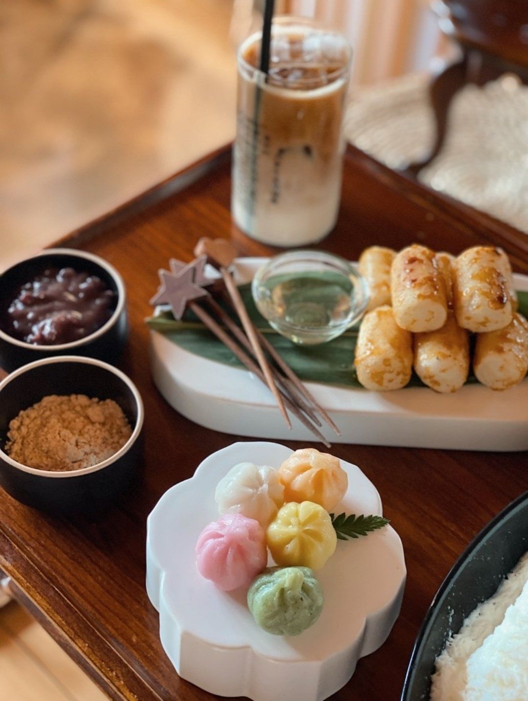 Grilled rice cakes served on a plate at a traditional Korean café.